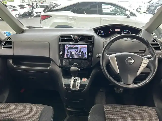 日産 セレナ ハイウェイS S HV Aセーフ 宮城県 2014(平26)年 7.7万km ブリリアントホワイトパール 純正ナビ（AM/FM/USB/BT/CD/DVD/iPod/SD/BT）/フルセグTV/バック・全方位カメラ/両側パワースライドドア/３列シート/衝突被害軽減装置/レーンキープアシスト/オートライト/LEDライト/ドライブレコーダー（前後）/ETC/サマータイヤ純正AW（195/60R16）