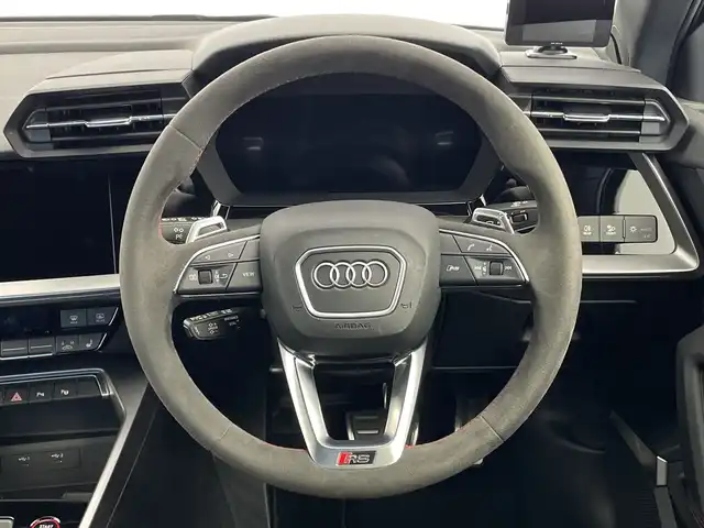アウディ アウディ ＲＳ３ 新潟県 2024(令6)年 1.4万km デイトナグレーパールエフェクト ワンオーナー/アウディコネクトナビ/(FM.AM.USB.Bluetooth)/(AppleCarPlay.AndroidAuto)/全方位カメラ/Audiプレセンス/サイドアシスト/アダプティブドライブアシスト/Audiドライブセレクト/LEDオートライト/FRフォグランプ/GPSレーダー(AR-47LA)/シーケンシャルウィンカー/Qiおくだけ充電/ナビ連動ドライブレコーダー/前席パワーシート・ヒーター/運転席シートメモリー/電子制御パーキングブレーキ/プッシュスタート/スマートキー×2/スタッドレスAWセット車載