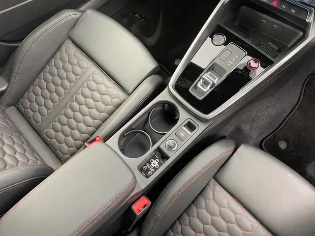 アウディ アウディ ＲＳ３ 新潟県 2024(令6)年 1.4万km デイトナグレーパールエフェクト ワンオーナー/アウディコネクトナビ/(FM.AM.USB.Bluetooth)/(AppleCarPlay.AndroidAuto)/全方位カメラ/Audiプレセンス/サイドアシスト/アダプティブドライブアシスト/Audiドライブセレクト/LEDオートライト/FRフォグランプ/GPSレーダー(AR-47LA)/シーケンシャルウィンカー/Qiおくだけ充電/ナビ連動ドライブレコーダー/前席パワーシート・ヒーター/運転席シートメモリー/電子制御パーキングブレーキ/プッシュスタート/スマートキー×2/スタッドレスAWセット車載