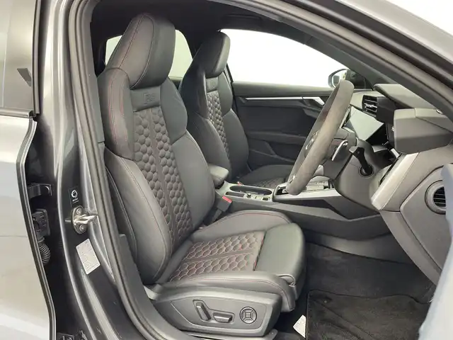 アウディ アウディ ＲＳ３ 新潟県 2024(令6)年 1.4万km デイトナグレーパールエフェクト ワンオーナー/アウディコネクトナビ/(FM.AM.USB.Bluetooth)/(AppleCarPlay.AndroidAuto)/全方位カメラ/Audiプレセンス/サイドアシスト/アダプティブドライブアシスト/Audiドライブセレクト/LEDオートライト/FRフォグランプ/GPSレーダー(AR-47LA)/シーケンシャルウィンカー/Qiおくだけ充電/ナビ連動ドライブレコーダー/前席パワーシート・ヒーター/運転席シートメモリー/電子制御パーキングブレーキ/プッシュスタート/スマートキー×2/スタッドレスAWセット車載