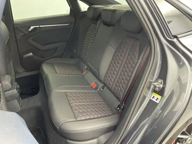 アウディ アウディ ＲＳ３ 新潟県 2024(令6)年 1.4万km デイトナグレーパールエフェクト ワンオーナー/アウディコネクトナビ/(FM.AM.USB.Bluetooth)/(AppleCarPlay.AndroidAuto)/全方位カメラ/Audiプレセンス/サイドアシスト/アダプティブドライブアシスト/Audiドライブセレクト/LEDオートライト/FRフォグランプ/GPSレーダー(AR-47LA)/シーケンシャルウィンカー/Qiおくだけ充電/ナビ連動ドライブレコーダー/前席パワーシート・ヒーター/運転席シートメモリー/電子制御パーキングブレーキ/プッシュスタート/スマートキー×2/スタッドレスAWセット車載