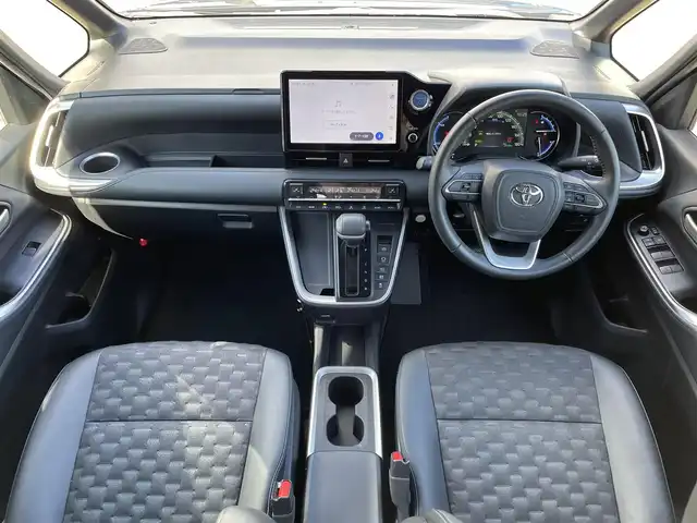 トヨタ ヴォクシー ハイブリッド S－Z 福岡県 2023(令5)年 2.5万km グリッターブラックガラスフレーク 純正ナビ/（Bluetooth・フルセグTV・HDMI・DVD再生機能あり）/プリクラッシュセーフティ/レーダークルーズコントロール/バックカメラ/シートヒーター（運転席・助手席）/両側パワースライドドア/ドライブレコーダー（前後）/3列シート/7人乗り/ビルトインETC/純正アルミホイール/純正フロアマット/プッシュスタート/クリアランスソナー/コーナーセンサー/横滑り防止装置/レーンキープアシスト/ABS/EVモード/保証書/取扱説明書/スマートキー/スペアキー