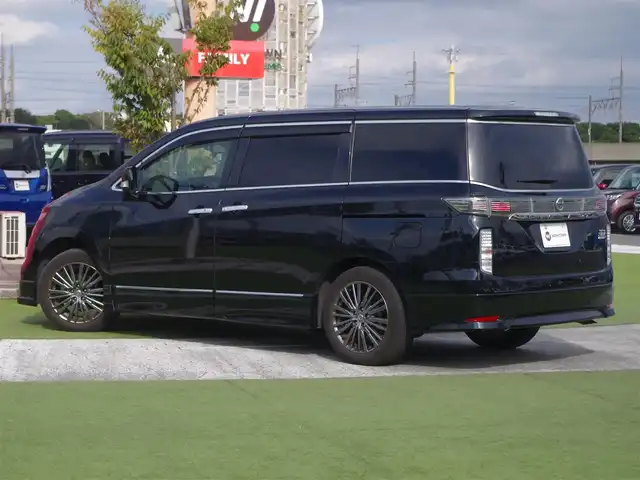 日産 エルグランド 250HWS プレミアム アーバンクロム 千葉県 2021(令3)年 2.3万km 黒 225/55R18/エマージェンシーブレーキ/インテリジェントクルーズコントロール/Wサンルーフ/パワーバックドア/両側パワースライドドア/バックドアイージークローザー/ブラックレザーシート/前席シートヒーター/運転席パワーシート/後席オットマン/純正SDナビ/地デジTV/【BD/DVD/CD再生機能　Bluetooth接続】/アラウンドビューモニター/リバース連動ドアミラー（左/右）/フリップダウンモニター/革巻きステアリング/ステアリングスイッチ/LEDヘッドライト/フォグライト/コーナーセンサー/純正18インチアルミホイル/サイド/カーテンエアバッグ/インテリジェントキー