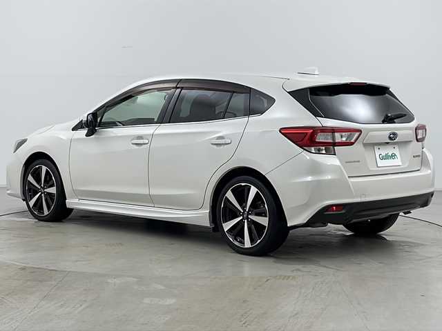 スバル インプレッサ スポーツ 2．0i－S アイサイト 道央・札幌 2017(平29)年 2.4万km クリスタルホワイトP ・4WD/・純正ナビ（CN-LR820P）/・BT/CD/DVD/AUX/フルセグTV/・バックカメラ/・アイサイト/・アダプティブクルーズコントロール/・レーンキープアシスト/・横滑り防止装置/・ブラインドスポットモニター/・アイドリングストップ/・パドルシフト/・ドアミラーヒーター/・前席パワーシート/・オートライト/・LEDヘッドライト/・ステアリング連動ヘッドランプ/・電動パーキングブレーキ/・ヒルアシストスタート/・ETC