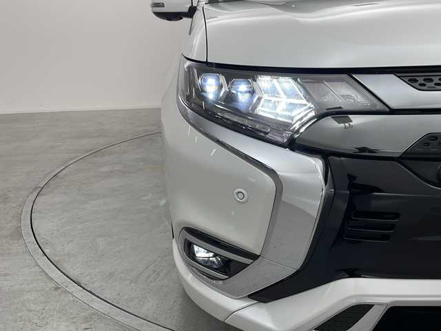 三菱 アウトランダー ＰＨＥＶ G 群馬県 2019(令1)年 3万km シルキーホワイト ナビ　全周囲カメラ　ＢＳＭ　ステアリングヒーター　ハーフレザーシート　パワーシート　シートヒーター　パドルシフト　電動リアゲート　アダプティブクルーズコントロール　衝突回避支援ブレーキ　ＥＴＣ　禁煙