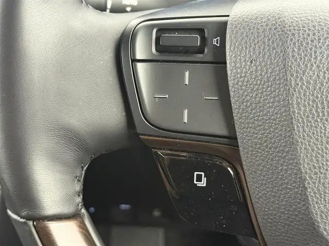 トヨタ アルファード Z 愛知県 2024(令6)年 3万km プラチナホワイトパールマイカ 左右独立ムーンルーフ/ユニバーサルステップ/13.2インチフリップダウンモニター/セーフティセンス/・プリクラッシュセーフティ/・レーントレーシングアシスト/・レーンディパーチャーアラート/・全車速追従機能付レーダークルーズコントロール/・アダクティブハイビームシステム/・ロードサインアシスト/・ドライバー異常時対応システム/・プロアクティブドライビングアシスト/・発進遅れ告知機能/BSM（ブラインドスポットモニター）/14インチディスプレイオーディオ/（ナビ／BT/USB/HDMI/フルセグTV）/ETC2.0/パノラミックビューモニター/デジタルインナーミラー/おくだけ充電/シートヒーター/シートベンチレーション/パワーシート（運転席メモリー機能付）前席／2列目/パワーサンシェード　2列目／3列目/パワーバックドア/プッシュスタート／スマートキー/純正フロアマット／ドアバイザー