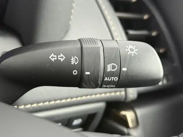 トヨタ アルファード Z 愛知県 2024(令6)年 3万km プラチナホワイトパールマイカ 左右独立ムーンルーフ/ユニバーサルステップ/13.2インチフリップダウンモニター/セーフティセンス/・プリクラッシュセーフティ/・レーントレーシングアシスト/・レーンディパーチャーアラート/・全車速追従機能付レーダークルーズコントロール/・アダクティブハイビームシステム/・ロードサインアシスト/・ドライバー異常時対応システム/・プロアクティブドライビングアシスト/・発進遅れ告知機能/BSM（ブラインドスポットモニター）/14インチディスプレイオーディオ/（ナビ／BT/USB/HDMI/フルセグTV）/ETC2.0/パノラミックビューモニター/デジタルインナーミラー/おくだけ充電/シートヒーター/シートベンチレーション/パワーシート（運転席メモリー機能付）前席／2列目/パワーサンシェード　2列目／3列目/パワーバックドア/プッシュスタート／スマートキー/純正フロアマット／ドアバイザー