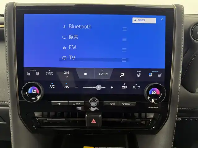 トヨタ アルファード Z 愛知県 2024(令6)年 3万km プラチナホワイトパールマイカ 左右独立ムーンルーフ/ユニバーサルステップ/13.2インチフリップダウンモニター/セーフティセンス/・プリクラッシュセーフティ/・レーントレーシングアシスト/・レーンディパーチャーアラート/・全車速追従機能付レーダークルーズコントロール/・アダクティブハイビームシステム/・ロードサインアシスト/・ドライバー異常時対応システム/・プロアクティブドライビングアシスト/・発進遅れ告知機能/BSM（ブラインドスポットモニター）/14インチディスプレイオーディオ/（ナビ／BT/USB/HDMI/フルセグTV）/ETC2.0/パノラミックビューモニター/デジタルインナーミラー/おくだけ充電/シートヒーター/シートベンチレーション/パワーシート（運転席メモリー機能付）前席／2列目/パワーサンシェード　2列目／3列目/パワーバックドア/プッシュスタート／スマートキー/純正フロアマット／ドアバイザー