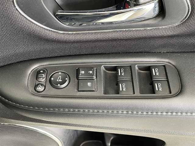 ホンダ ヴェゼル ハイブリッド Z 大分県 2016(平28)年 9.3万km ホワイトオーキッドパール 純正ナビ/シートヒーター/純正アルミホイル17インチ/純正フロアマット/ルーフレール/オートブレーキホールド/HDMI入力端子/USB入力端子/革巻ステアリング/ハーフレザー/スペアキー/バックカメラ