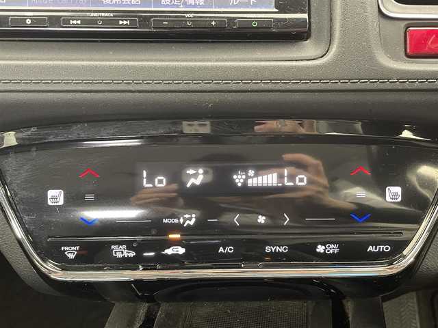 ホンダ ヴェゼル ハイブリッド Z 大分県 2016(平28)年 9.3万km ホワイトオーキッドパール 純正ナビ/シートヒーター/純正アルミホイル17インチ/純正フロアマット/ルーフレール/オートブレーキホールド/HDMI入力端子/USB入力端子/革巻ステアリング/ハーフレザー/スペアキー/バックカメラ