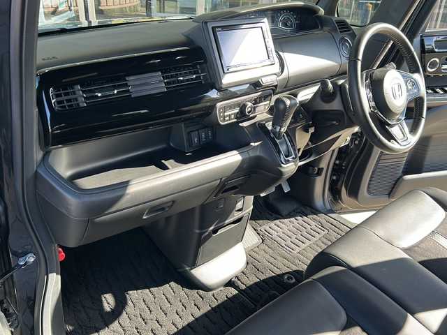 ホンダ Ｎ ＢＯＸ カスタム L ターボ 静岡県 2023(令5)年 3万km ミッドナイトブルービームM 【安全装備】/ホンダセンシング/アダプティブ・クルーズ・コントロール（ACC）/・作動車速域：約30km/hから100km/h間/車線維持支援システム（LKAS）/・作動車速：約65km/hから100km/h間/・ステアリング制御/衝突軽減ブレーキ（CMBS）/・歩行者検知機能/・作動車速：約80km/h未満時/・対向車車速：約30km/hから80km/h時/誤発進抑制機能（前進）/・ミリ波レーダー検知：作動車速10km/h未満/歩行者事故低減ステアリング/・作動車速10km/hから40km/h間/路外逸脱抑制機能/・作動車速：約60km/hから100km/h間/先行車発進お知らせ機能/標識認識機能/オートハイビーム/誤発進抑制機能（後進）・ソナー検知：作動車速10km/h未満 /【主要装備】/・純正ナビ　/・フルセグテレビ　/・前後ドライブレコーダー　/・両側パワースライドドア　/・パーキングセンサー　/・ＬＥＤヘッドライト　/・ＥＴＣ　/・ステアリングスイッチ　/・ハーフレザーシート　/・シートヒーター