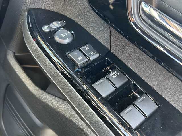 ホンダ Ｎ ＢＯＸ カスタム L ターボ 静岡県 2023(令5)年 3万km ミッドナイトブルービームM 【安全装備】/ホンダセンシング/アダプティブ・クルーズ・コントロール（ACC）/・作動車速域：約30km/hから100km/h間/車線維持支援システム（LKAS）/・作動車速：約65km/hから100km/h間/・ステアリング制御/衝突軽減ブレーキ（CMBS）/・歩行者検知機能/・作動車速：約80km/h未満時/・対向車車速：約30km/hから80km/h時/誤発進抑制機能（前進）/・ミリ波レーダー検知：作動車速10km/h未満/歩行者事故低減ステアリング/・作動車速10km/hから40km/h間/路外逸脱抑制機能/・作動車速：約60km/hから100km/h間/先行車発進お知らせ機能/標識認識機能/オートハイビーム/誤発進抑制機能（後進）・ソナー検知：作動車速10km/h未満 /【主要装備】/・純正ナビ　/・フルセグテレビ　/・前後ドライブレコーダー　/・両側パワースライドドア　/・パーキングセンサー　/・ＬＥＤヘッドライト　/・ＥＴＣ　/・ステアリングスイッチ　/・ハーフレザーシート　/・シートヒーター