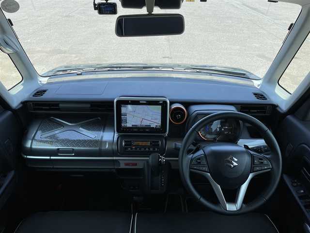 スズキ スペーシア ギア HYBRID XZターボ 道央・札幌 2021(令3)年 0.1万km未満 クールカーキパールメタリック/ガンメタリック2トーン ４WD/ワンオーナー/社外メモリーナビ/CD/DVD/BT/フルセグ/衝突被害軽減ブレーキ/横滑り防止装置/レーダークルーズコントロール/レーンキープアシスト/リヤパーキングセンサー/バックカメラ/ビルトインETC2.0/ドライブレコーダー/アイドリングストップ/両側パワースライドドア/前席シートヒーター/シートカバー/革巻きステアリング/ステアリングリモコン/パドルシフト/AC100V/プッシュスタート/スマートキー/LEDヘッドライト/h粗衣オートライト/オートハイビーム/フォグランプ/電動格納ミラー/ヒーテッドドアミラー/ウィンカーミラー/純正フロアマット/ドアバイザー