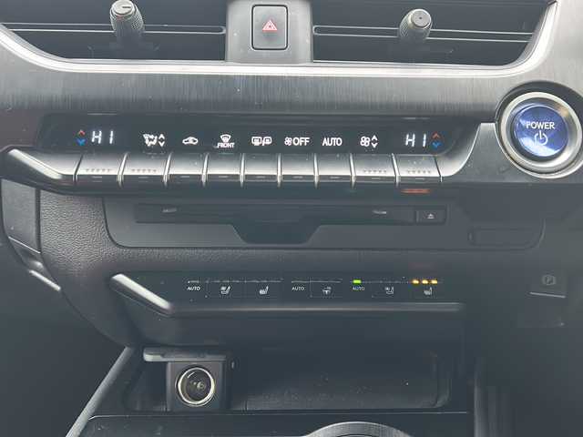 レクサス ＵＸ 250h Fスポーツ 秋田県 2019(平31)年 7.1万km ホワイトノーヴァガラスフレーク 純正ナビ/・フルセグテレビ/・ＣＤ、ＤＶＤ、ＳＤ/・ＵＳＢ/・ＢＴ/・Ｍｉｒａｃａｓｔ/・ラジオ/前席シートヒーター、ベンチレーション/前席パワーシート/電動リアゲート/パドルシフト/ステアリングスイッチ/クルーズコントロール/電動格納ミラー/オールオートウィンドウ/走行モード切替機能/横滑り防止装置/車線逸脱警報装置/衝突軽減装置/社外AW組冬タイヤ積載