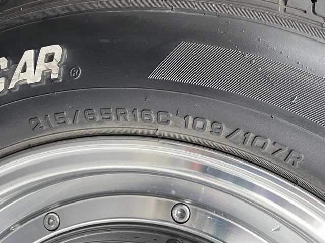トヨタ ハイエース GL 青森県 2014(平26)年 9.2万km ブラックマイカ 4WD/社外SDナビ・フルセグTV/CD・DVD・SD/社外フリップダウンモニター/バックカメラ/OP左パワースライドドア/ウッドコンビハンドル/社外エンジンスターター/リアヒーター・クーラー/AC100V100W/ETC/革調シートカバー/OPスマートキー/OPプッシュスタート/LEDヘッドライト/LEDフォグランプ/SSRディバイド16インチAW/社外フロントスポイラー/社外テールレンズ/ボディ同色オーバーフェンダー