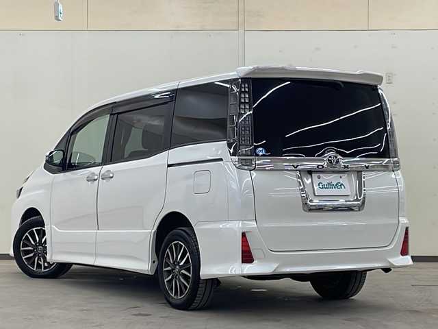 トヨタ ヴォクシー ZS 道央・札幌 2015(平27)年 17.1万km ホワイトパールクリスタルシャイン /4WD//社外ナビ/（AM/FM/TV/BT）//スペアキー//純正エンジンスターター//オートライト//フォグライト//ステアリングリモコン//プッシュスタート//バックカメラ//ETC//寒冷地仕様//ワイパーデアイサー//サンルーフ//サンシェード//純正フロアマット//ドアバイザー//純正16インチAW//冬タイヤ社外AWセット積込