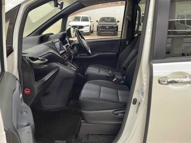 トヨタ ヴォクシー ZS 道央・札幌 2015(平27)年 17.1万km ホワイトパールクリスタルシャイン /4WD//社外ナビ/（AM/FM/TV/BT）//スペアキー//純正エンジンスターター//オートライト//フォグライト//ステアリングリモコン//プッシュスタート//バックカメラ//ETC//寒冷地仕様//ワイパーデアイサー//サンルーフ//サンシェード//純正フロアマット//ドアバイザー//純正16インチAW//冬タイヤ社外AWセット積込