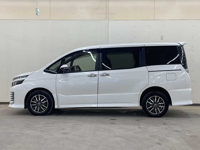 トヨタ ヴォクシー ZS 道央・札幌 2015(平27)年 17.1万km ホワイトパールクリスタルシャイン /4WD//社外ナビ/（AM/FM/TV/BT）//スペアキー//純正エンジンスターター//オートライト//フォグライト//ステアリングリモコン//プッシュスタート//バックカメラ//ETC//寒冷地仕様//ワイパーデアイサー//サンルーフ//サンシェード//純正フロアマット//ドアバイザー//純正16インチAW//冬タイヤ社外AWセット積込