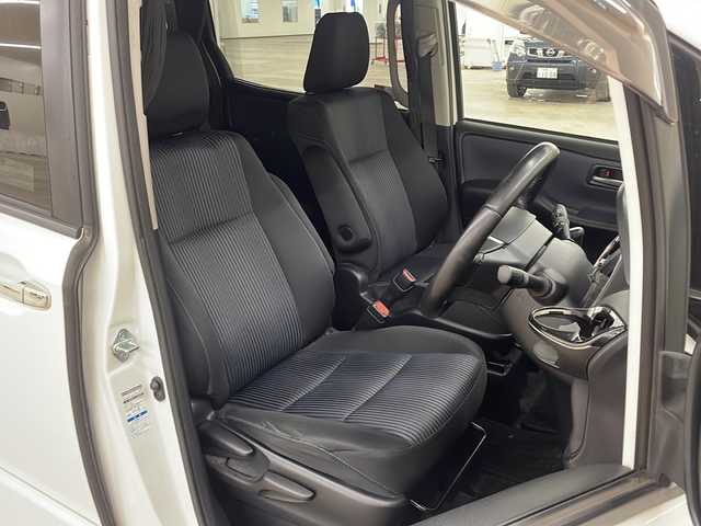トヨタ ヴォクシー ZS 道央・札幌 2015(平27)年 17.1万km ホワイトパールクリスタルシャイン /4WD//社外ナビ/（AM/FM/TV/BT）//スペアキー//純正エンジンスターター//オートライト//フォグライト//ステアリングリモコン//プッシュスタート//バックカメラ//ETC//寒冷地仕様//ワイパーデアイサー//サンルーフ//サンシェード//純正フロアマット//ドアバイザー//純正16インチAW//冬タイヤ社外AWセット積込