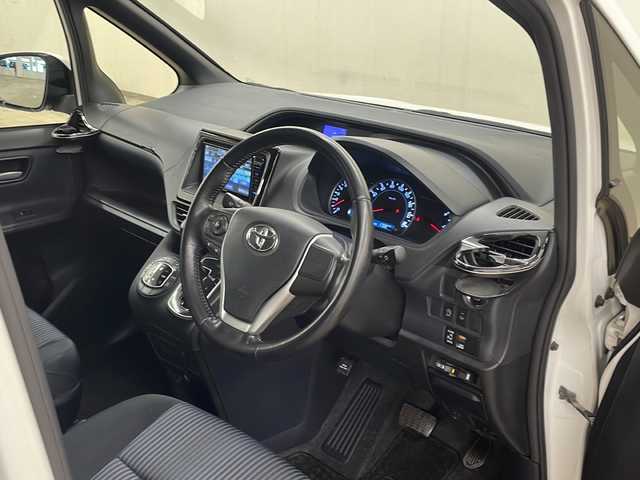 トヨタ ヴォクシー ZS 道央・札幌 2015(平27)年 17.1万km ホワイトパールクリスタルシャイン /4WD//社外ナビ/（AM/FM/TV/BT）//スペアキー//純正エンジンスターター//オートライト//フォグライト//ステアリングリモコン//プッシュスタート//バックカメラ//ETC//寒冷地仕様//ワイパーデアイサー//サンルーフ//サンシェード//純正フロアマット//ドアバイザー//純正16インチAW//冬タイヤ社外AWセット積込