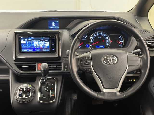 トヨタ ヴォクシー ZS 道央・札幌 2015(平27)年 17.1万km ホワイトパールクリスタルシャイン /4WD//社外ナビ/（AM/FM/TV/BT）//スペアキー//純正エンジンスターター//オートライト//フォグライト//ステアリングリモコン//プッシュスタート//バックカメラ//ETC//寒冷地仕様//ワイパーデアイサー//サンルーフ//サンシェード//純正フロアマット//ドアバイザー//純正16インチAW//冬タイヤ社外AWセット積込