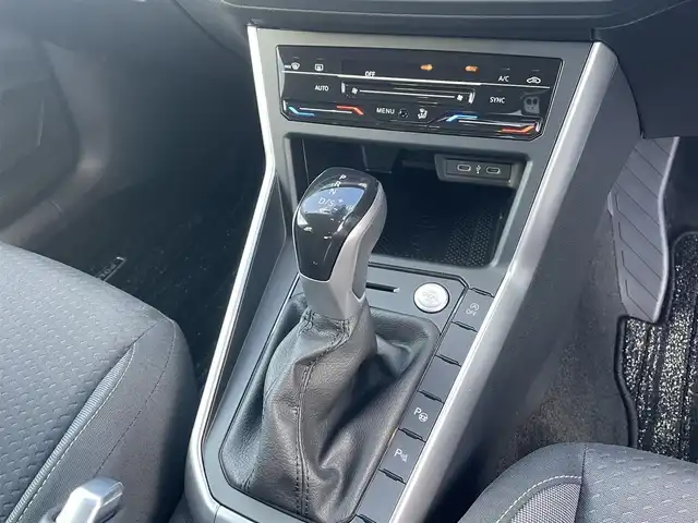 フォルクスワーゲン ＶＷ ポロ アクティブ 鳥取県 2025(令7)年 0.2万km 白 登録時:1/865ｋｍ/ワンオーナー/純正ディスプレイオーディオ／ＢＴ/バックカメラ・ETC/パークディスタンス/前後ドライブレコーダー/衝突軽減ブレーキ/レーダークルーズコントロール/ＬＥＤヘットライト/オートライト/プッシュエンジンスタート/純正１５インチアルミヒール/新品スタットレスセット積込/後席USBポートｘ２/フロアマット/保証書・取扱説明書