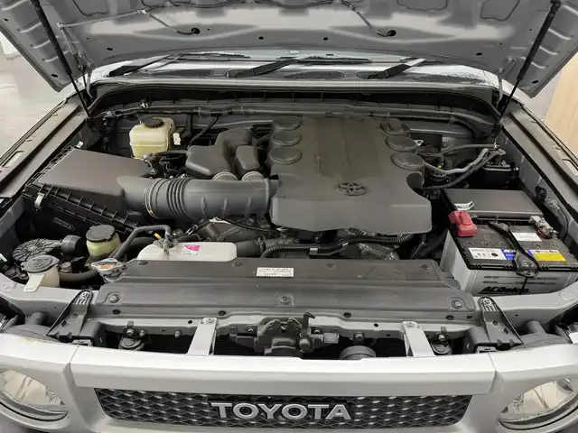 トヨタ ＦＪクルーザー オフロードパッケージ 三重県 2016(平28)年 4.5万km セメントグレーM/ホワイト ガソリン/パートタイム4WD（H2-H4-L4）/フロア5AT/純正 7インチナビ NSZT-W64T/（AM/FM/CD/DVD/SDREC/SD/TV/Bluetooth）/バックカメラ/ドライブレコーダー 前方/ETC/安全/・バックソナー/・SRS 前席サイドエアバッグ＆前後席カーテンシールドエアバッグ/・EBD付ABS/・社外カーセキュリティシステム/装備/・【OP】寒冷地仕様（ウインドシールドデアイサー、サイドステップ、リモコン大型ドアミラー（ヒーター付）、リヤフォグランプなど）/・【OP】クルーズコントロール/・【OP】フロントフォグランプ/・クロールコントロール/・ビルシュタイン製モノチューブ式ショックアブソーバー/・アクティブトラクションコントロール（A-TRAC）/・リヤデフロック/・マニュアルエアコン/・ステアリングスイッチ/・チルトステアリング/・リモコンキーx2/・保/取/ナビ取/など