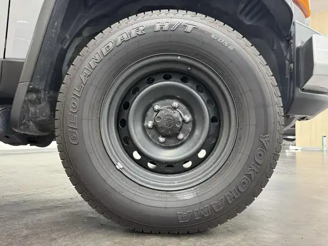 トヨタ ＦＪクルーザー オフロードパッケージ 三重県 2016(平28)年 4.5万km セメントグレーM/ホワイト ガソリン/パートタイム4WD（H2-H4-L4）/フロア5AT/純正 7インチナビ NSZT-W64T/（AM/FM/CD/DVD/SDREC/SD/TV/Bluetooth）/バックカメラ/ドライブレコーダー 前方/ETC/安全/・バックソナー/・SRS 前席サイドエアバッグ＆前後席カーテンシールドエアバッグ/・EBD付ABS/・社外カーセキュリティシステム/装備/・【OP】寒冷地仕様（ウインドシールドデアイサー、サイドステップ、リモコン大型ドアミラー（ヒーター付）、リヤフォグランプなど）/・【OP】クルーズコントロール/・【OP】フロントフォグランプ/・クロールコントロール/・ビルシュタイン製モノチューブ式ショックアブソーバー/・アクティブトラクションコントロール（A-TRAC）/・リヤデフロック/・マニュアルエアコン/・ステアリングスイッチ/・チルトステアリング/・リモコンキーx2/・保/取/ナビ取/など