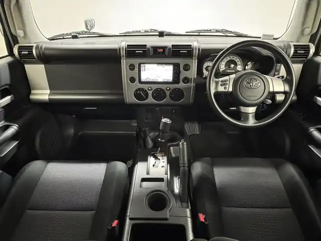 トヨタ ＦＪクルーザー オフロードパッケージ 三重県 2016(平28)年 4.5万km セメントグレーM/ホワイト ガソリン/パートタイム4WD（H2-H4-L4）/フロア5AT/純正 7インチナビ NSZT-W64T/（AM/FM/CD/DVD/SDREC/SD/TV/Bluetooth）/バックカメラ/ドライブレコーダー 前方/ETC/安全/・バックソナー/・SRS 前席サイドエアバッグ＆前後席カーテンシールドエアバッグ/・EBD付ABS/・社外カーセキュリティシステム/装備/・【OP】寒冷地仕様（ウインドシールドデアイサー、サイドステップ、リモコン大型ドアミラー（ヒーター付）、リヤフォグランプなど）/・【OP】クルーズコントロール/・【OP】フロントフォグランプ/・クロールコントロール/・ビルシュタイン製モノチューブ式ショックアブソーバー/・アクティブトラクションコントロール（A-TRAC）/・リヤデフロック/・マニュアルエアコン/・ステアリングスイッチ/・チルトステアリング/・リモコンキーx2/・保/取/ナビ取/など