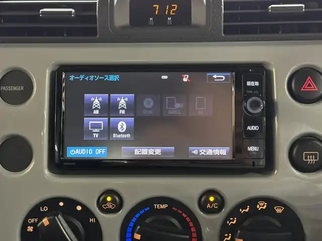 トヨタ ＦＪクルーザー オフロードパッケージ 三重県 2016(平28)年 4.5万km セメントグレーM/ホワイト ガソリン/パートタイム4WD（H2-H4-L4）/フロア5AT/純正 7インチナビ NSZT-W64T/（AM/FM/CD/DVD/SDREC/SD/TV/Bluetooth）/バックカメラ/ドライブレコーダー 前方/ETC/安全/・バックソナー/・SRS 前席サイドエアバッグ＆前後席カーテンシールドエアバッグ/・EBD付ABS/・社外カーセキュリティシステム/装備/・【OP】寒冷地仕様（ウインドシールドデアイサー、サイドステップ、リモコン大型ドアミラー（ヒーター付）、リヤフォグランプなど）/・【OP】クルーズコントロール/・【OP】フロントフォグランプ/・クロールコントロール/・ビルシュタイン製モノチューブ式ショックアブソーバー/・アクティブトラクションコントロール（A-TRAC）/・リヤデフロック/・マニュアルエアコン/・ステアリングスイッチ/・チルトステアリング/・リモコンキーx2/・保/取/ナビ取/など