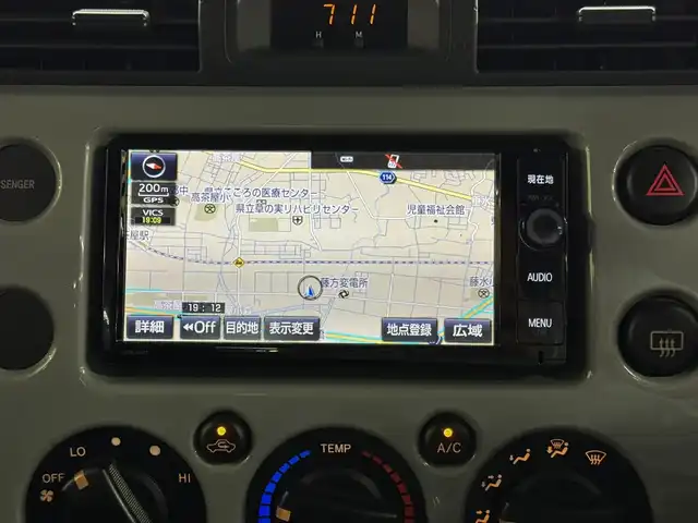 トヨタ ＦＪクルーザー オフロードパッケージ 三重県 2016(平28)年 4.5万km セメントグレーM/ホワイト ガソリン/パートタイム4WD（H2-H4-L4）/フロア5AT/純正 7インチナビ NSZT-W64T/（AM/FM/CD/DVD/SDREC/SD/TV/Bluetooth）/バックカメラ/ドライブレコーダー 前方/ETC/安全/・バックソナー/・SRS 前席サイドエアバッグ＆前後席カーテンシールドエアバッグ/・EBD付ABS/・社外カーセキュリティシステム/装備/・【OP】寒冷地仕様（ウインドシールドデアイサー、サイドステップ、リモコン大型ドアミラー（ヒーター付）、リヤフォグランプなど）/・【OP】クルーズコントロール/・【OP】フロントフォグランプ/・クロールコントロール/・ビルシュタイン製モノチューブ式ショックアブソーバー/・アクティブトラクションコントロール（A-TRAC）/・リヤデフロック/・マニュアルエアコン/・ステアリングスイッチ/・チルトステアリング/・リモコンキーx2/・保/取/ナビ取/など