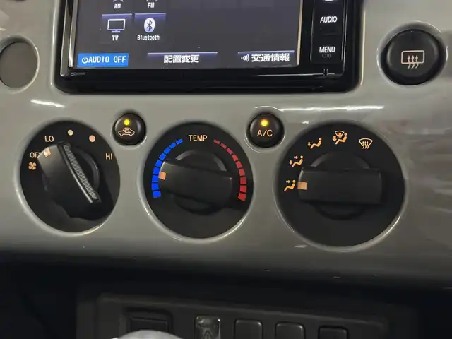 トヨタ ＦＪクルーザー オフロードパッケージ 三重県 2016(平28)年 4.5万km セメントグレーM/ホワイト ガソリン/パートタイム4WD（H2-H4-L4）/フロア5AT/純正 7インチナビ NSZT-W64T/（AM/FM/CD/DVD/SDREC/SD/TV/Bluetooth）/バックカメラ/ドライブレコーダー 前方/ETC/安全/・バックソナー/・SRS 前席サイドエアバッグ＆前後席カーテンシールドエアバッグ/・EBD付ABS/・社外カーセキュリティシステム/装備/・【OP】寒冷地仕様（ウインドシールドデアイサー、サイドステップ、リモコン大型ドアミラー（ヒーター付）、リヤフォグランプなど）/・【OP】クルーズコントロール/・【OP】フロントフォグランプ/・クロールコントロール/・ビルシュタイン製モノチューブ式ショックアブソーバー/・アクティブトラクションコントロール（A-TRAC）/・リヤデフロック/・マニュアルエアコン/・ステアリングスイッチ/・チルトステアリング/・リモコンキーx2/・保/取/ナビ取/など