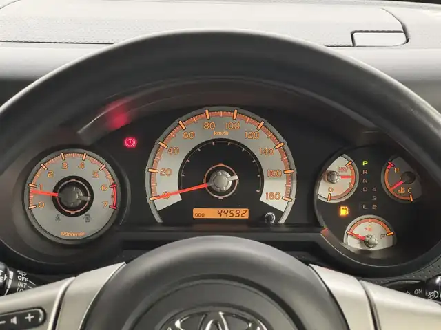 トヨタ ＦＪクルーザー オフロードパッケージ 三重県 2016(平28)年 4.5万km セメントグレーM/ホワイト ガソリン/パートタイム4WD（H2-H4-L4）/フロア5AT/純正 7インチナビ NSZT-W64T/（AM/FM/CD/DVD/SDREC/SD/TV/Bluetooth）/バックカメラ/ドライブレコーダー 前方/ETC/安全/・バックソナー/・SRS 前席サイドエアバッグ＆前後席カーテンシールドエアバッグ/・EBD付ABS/・社外カーセキュリティシステム/装備/・【OP】寒冷地仕様（ウインドシールドデアイサー、サイドステップ、リモコン大型ドアミラー（ヒーター付）、リヤフォグランプなど）/・【OP】クルーズコントロール/・【OP】フロントフォグランプ/・クロールコントロール/・ビルシュタイン製モノチューブ式ショックアブソーバー/・アクティブトラクションコントロール（A-TRAC）/・リヤデフロック/・マニュアルエアコン/・ステアリングスイッチ/・チルトステアリング/・リモコンキーx2/・保/取/ナビ取/など
