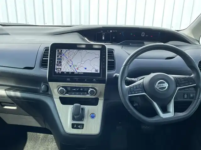 日産 セレナ e－パワー ハイウェイスター V 長崎県 2020(令2)年 11.1万km ブリリアントホワイトパール 純１０型ナビ　/・フルセグ/・DVD/・Bluetooth/・Blu-RAY対応/純フリップダウンモニター　/防水シート車　/アラウンドビューモニター/両側パワースライドドア/オートダブルエアコン　/ドライブモードセレクト/純正１６インチアルミ　/ＢＳＭ　/ＬＤＡ　/エマージェンシーブレーキ　/クルーズコントロール　/ステアリングスイッチ　/電格ミラー/ステアリングリモコン/シートバックテーブル/リアサンシェード/スマートキー/プッシュスタート/ETC/取説