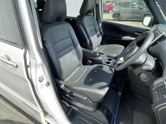 日産 セレナ e－パワー ハイウェイスター V 長崎県 2020(令2)年 11.1万km ブリリアントホワイトパール 純１０型ナビ　/・フルセグ/・DVD/・Bluetooth/・Blu-RAY対応/純フリップダウンモニター　/防水シート車　/アラウンドビューモニター/両側パワースライドドア/オートダブルエアコン　/ドライブモードセレクト/純正１６インチアルミ　/ＢＳＭ　/ＬＤＡ　/エマージェンシーブレーキ　/クルーズコントロール　/ステアリングスイッチ　/電格ミラー/ステアリングリモコン/シートバックテーブル/リアサンシェード/スマートキー/プッシュスタート/ETC/取説