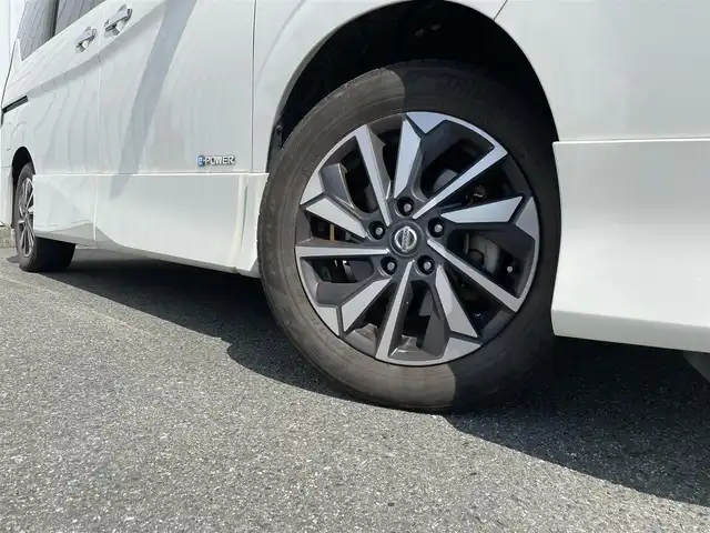 日産 セレナ e－パワー ハイウェイスター V 長崎県 2020(令2)年 11.1万km ブリリアントホワイトパール 純１０型ナビ　/・フルセグ/・DVD/・Bluetooth/・Blu-RAY対応/純フリップダウンモニター　/防水シート車　/アラウンドビューモニター/両側パワースライドドア/オートダブルエアコン　/ドライブモードセレクト/純正１６インチアルミ　/ＢＳＭ　/ＬＤＡ　/エマージェンシーブレーキ　/クルーズコントロール　/ステアリングスイッチ　/電格ミラー/ステアリングリモコン/シートバックテーブル/リアサンシェード/スマートキー/プッシュスタート/ETC/取説