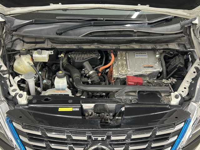 日産 セレナ e－パワー ハイウェイスター V 長崎県 2020(令2)年 11.1万km ブリリアントホワイトパール 純正１０型ナビ　/・フルセグ/・DVD/・Bluetooth/・Blu-RAY対応/純フリップダウンモニター　/防水シート車　/アラウンドビューモニター/両側パワースライドドア/オートダブルエアコン　/ドライブモードセレクト/純正１６インチアルミ　/ＢＳＭ　/ＬＤＡ　/エマージェンシーブレーキ　/クルーズコントロール　/ステアリングスイッチ　/電格ミラー/ステアリングリモコン/シートバックテーブル/リアサンシェード/スマートキー/プッシュスタート/ETC/取説