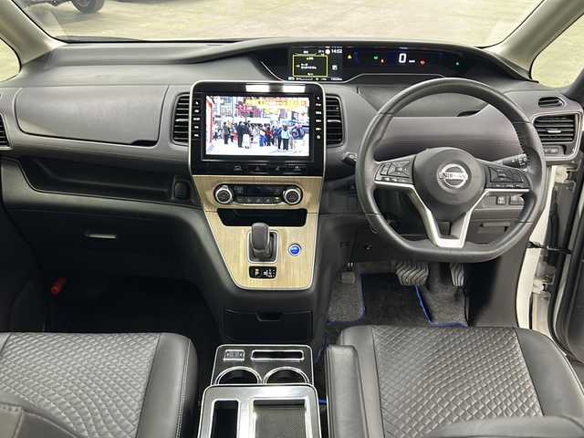 日産 セレナ e－パワー ハイウェイスター V 長崎県 2020(令2)年 11.1万km ブリリアントホワイトパール 純正１０型ナビ　/・フルセグ/・DVD/・Bluetooth/・Blu-RAY対応/純フリップダウンモニター　/防水シート車　/アラウンドビューモニター/両側パワースライドドア/オートダブルエアコン　/ドライブモードセレクト/純正１６インチアルミ　/ＢＳＭ　/ＬＤＡ　/エマージェンシーブレーキ　/クルーズコントロール　/ステアリングスイッチ　/電格ミラー/ステアリングリモコン/シートバックテーブル/リアサンシェード/スマートキー/プッシュスタート/ETC/取説