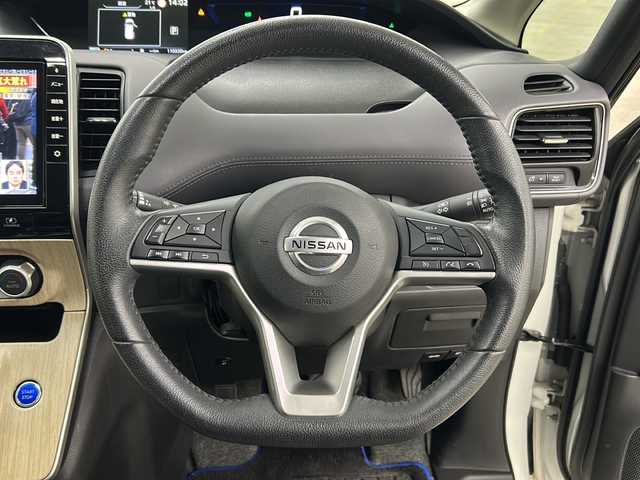 日産 セレナ e－パワー ハイウェイスター V 長崎県 2020(令2)年 11.1万km ブリリアントホワイトパール 純正１０型ナビ　/・フルセグ/・DVD/・Bluetooth/・Blu-RAY対応/純フリップダウンモニター　/防水シート車　/アラウンドビューモニター/両側パワースライドドア/オートダブルエアコン　/ドライブモードセレクト/純正１６インチアルミ　/ＢＳＭ　/ＬＤＡ　/エマージェンシーブレーキ　/クルーズコントロール　/ステアリングスイッチ　/電格ミラー/ステアリングリモコン/シートバックテーブル/リアサンシェード/スマートキー/プッシュスタート/ETC/取説