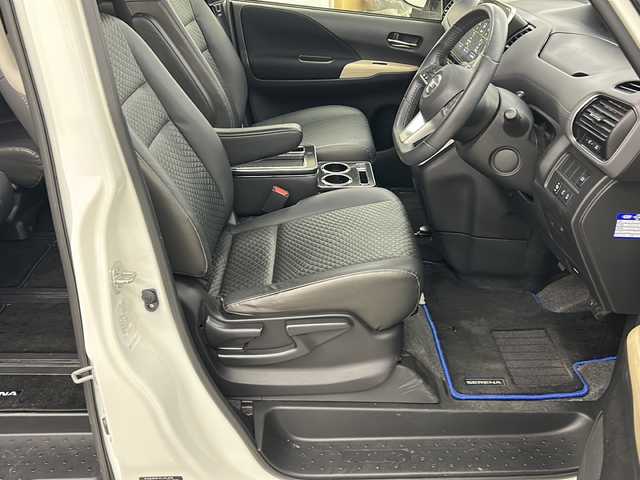 日産 セレナ e－パワー ハイウェイスター V 長崎県 2020(令2)年 11.1万km ブリリアントホワイトパール 純正１０型ナビ　/・フルセグ/・DVD/・Bluetooth/・Blu-RAY対応/純フリップダウンモニター　/防水シート車　/アラウンドビューモニター/両側パワースライドドア/オートダブルエアコン　/ドライブモードセレクト/純正１６インチアルミ　/ＢＳＭ　/ＬＤＡ　/エマージェンシーブレーキ　/クルーズコントロール　/ステアリングスイッチ　/電格ミラー/ステアリングリモコン/シートバックテーブル/リアサンシェード/スマートキー/プッシュスタート/ETC/取説