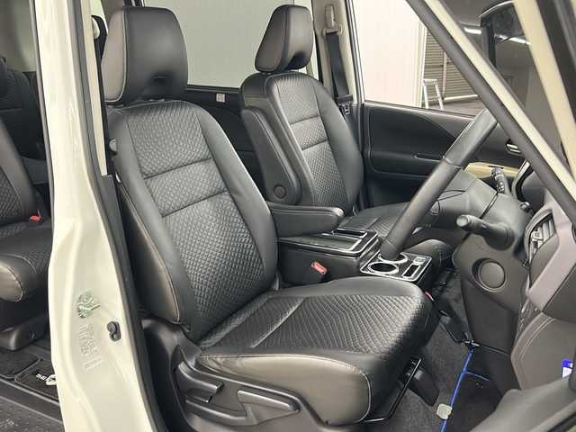 日産 セレナ e－パワー ハイウェイスター V 長崎県 2020(令2)年 11.1万km ブリリアントホワイトパール 純正１０型ナビ　/・フルセグ/・DVD/・Bluetooth/・Blu-RAY対応/純フリップダウンモニター　/防水シート車　/アラウンドビューモニター/両側パワースライドドア/オートダブルエアコン　/ドライブモードセレクト/純正１６インチアルミ　/ＢＳＭ　/ＬＤＡ　/エマージェンシーブレーキ　/クルーズコントロール　/ステアリングスイッチ　/電格ミラー/ステアリングリモコン/シートバックテーブル/リアサンシェード/スマートキー/プッシュスタート/ETC/取説