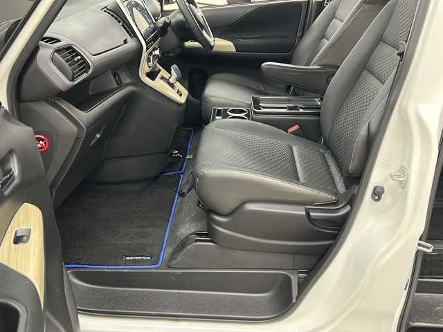 日産 セレナ e－パワー ハイウェイスター V 長崎県 2020(令2)年 11.1万km ブリリアントホワイトパール 純正１０型ナビ　/・フルセグ/・DVD/・Bluetooth/・Blu-RAY対応/純フリップダウンモニター　/防水シート車　/アラウンドビューモニター/両側パワースライドドア/オートダブルエアコン　/ドライブモードセレクト/純正１６インチアルミ　/ＢＳＭ　/ＬＤＡ　/エマージェンシーブレーキ　/クルーズコントロール　/ステアリングスイッチ　/電格ミラー/ステアリングリモコン/シートバックテーブル/リアサンシェード/スマートキー/プッシュスタート/ETC/取説