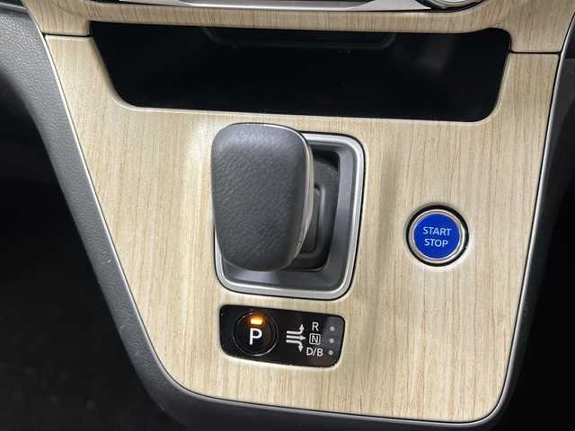 日産 セレナ e－パワー ハイウェイスター V 長崎県 2020(令2)年 11.1万km ブリリアントホワイトパール 純正１０型ナビ　/・フルセグ/・DVD/・Bluetooth/・Blu-RAY対応/純フリップダウンモニター　/防水シート車　/アラウンドビューモニター/両側パワースライドドア/オートダブルエアコン　/ドライブモードセレクト/純正１６インチアルミ　/ＢＳＭ　/ＬＤＡ　/エマージェンシーブレーキ　/クルーズコントロール　/ステアリングスイッチ　/電格ミラー/ステアリングリモコン/シートバックテーブル/リアサンシェード/スマートキー/プッシュスタート/ETC/取説