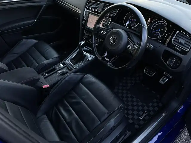 フォルクスワーゲン ゴルフ Ｒ 大分県 2014(平26)年 10.4万km 青 革シート/純正ナビ/　Bluetooth/フルセグ/ラジオ/CD/ACC/LKA/Traffic Assist/スタティックコーナリングライト/ダイナミックコーナリングライト/ダイナミックライトアシスト/Rear Assist/後方死角検知機能Fatigue Detection System/オプティカルパーキングシステム/リヤトラフィックアラート/Front Assist/プロアクティブ・オキュパント・プロテクション/パワーシート（運転席）/シートヒーター（運転席/助手席）/電動格納ミラー/USB端子/ETC