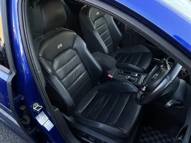 フォルクスワーゲン ゴルフ Ｒ 大分県 2014(平26)年 10.4万km 青 革シート/純正ナビ/　Bluetooth/フルセグ/ラジオ/CD/ACC/LKA/Traffic Assist/スタティックコーナリングライト/ダイナミックコーナリングライト/ダイナミックライトアシスト/Rear Assist/後方死角検知機能Fatigue Detection System/オプティカルパーキングシステム/リヤトラフィックアラート/Front Assist/プロアクティブ・オキュパント・プロテクション/パワーシート（運転席）/シートヒーター（運転席/助手席）/電動格納ミラー/USB端子/ETC