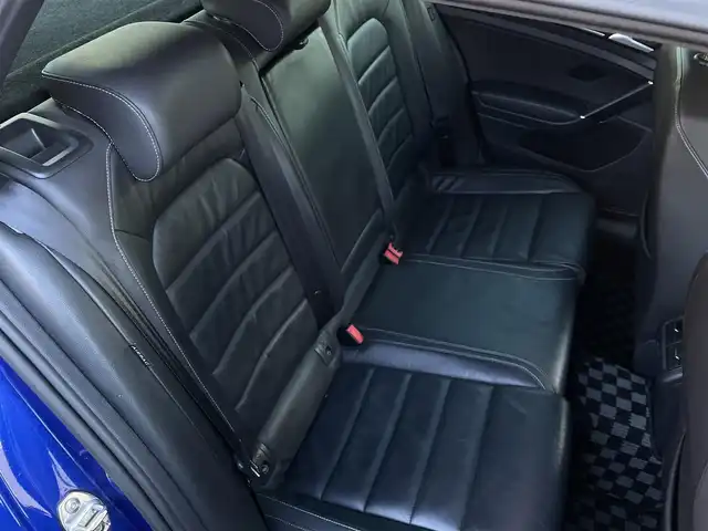 フォルクスワーゲン ゴルフ Ｒ 大分県 2014(平26)年 10.4万km 青 革シート/純正ナビ/　Bluetooth/フルセグ/ラジオ/CD/ACC/LKA/Traffic Assist/スタティックコーナリングライト/ダイナミックコーナリングライト/ダイナミックライトアシスト/Rear Assist/後方死角検知機能Fatigue Detection System/オプティカルパーキングシステム/リヤトラフィックアラート/Front Assist/プロアクティブ・オキュパント・プロテクション/パワーシート（運転席）/シートヒーター（運転席/助手席）/電動格納ミラー/USB端子/ETC