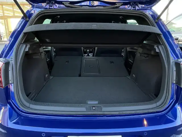 フォルクスワーゲン ゴルフ Ｒ 大分県 2014(平26)年 10.4万km 青 革シート/純正ナビ/　Bluetooth/フルセグ/ラジオ/CD/ACC/LKA/Traffic Assist/スタティックコーナリングライト/ダイナミックコーナリングライト/ダイナミックライトアシスト/Rear Assist/後方死角検知機能Fatigue Detection System/オプティカルパーキングシステム/リヤトラフィックアラート/Front Assist/プロアクティブ・オキュパント・プロテクション/パワーシート（運転席）/シートヒーター（運転席/助手席）/電動格納ミラー/USB端子/ETC