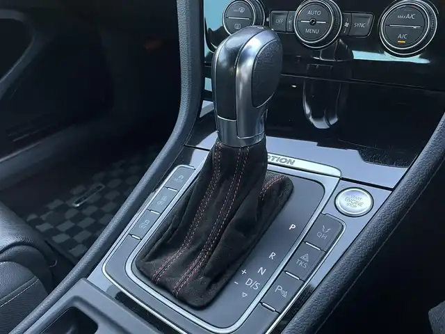 フォルクスワーゲン ゴルフ Ｒ 大分県 2014(平26)年 10.4万km 青 革シート/純正ナビ/　Bluetooth/フルセグ/ラジオ/CD/ACC/LKA/Traffic Assist/スタティックコーナリングライト/ダイナミックコーナリングライト/ダイナミックライトアシスト/Rear Assist/後方死角検知機能Fatigue Detection System/オプティカルパーキングシステム/リヤトラフィックアラート/Front Assist/プロアクティブ・オキュパント・プロテクション/パワーシート（運転席）/シートヒーター（運転席/助手席）/電動格納ミラー/USB端子/ETC