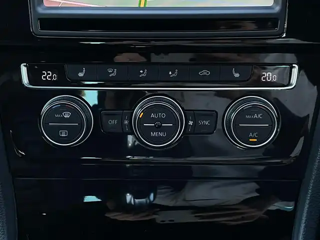 フォルクスワーゲン ゴルフ Ｒ 大分県 2014(平26)年 10.4万km 青 革シート/純正ナビ/　Bluetooth/フルセグ/ラジオ/CD/ACC/LKA/Traffic Assist/スタティックコーナリングライト/ダイナミックコーナリングライト/ダイナミックライトアシスト/Rear Assist/後方死角検知機能Fatigue Detection System/オプティカルパーキングシステム/リヤトラフィックアラート/Front Assist/プロアクティブ・オキュパント・プロテクション/パワーシート（運転席）/シートヒーター（運転席/助手席）/電動格納ミラー/USB端子/ETC