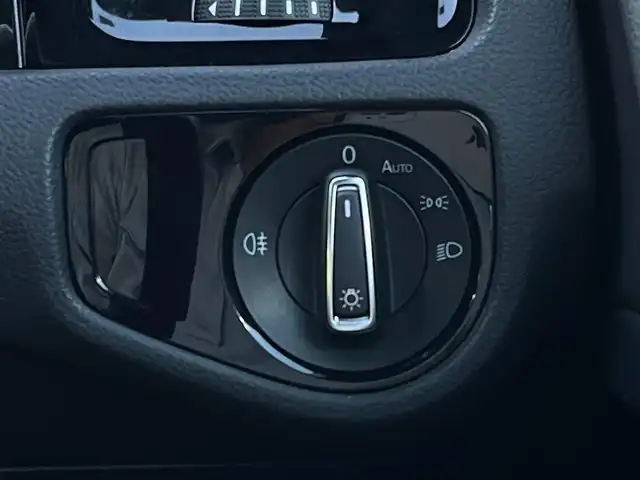 フォルクスワーゲン ゴルフ Ｒ 大分県 2014(平26)年 10.4万km 青 革シート/純正ナビ/　Bluetooth/フルセグ/ラジオ/CD/ACC/LKA/Traffic Assist/スタティックコーナリングライト/ダイナミックコーナリングライト/ダイナミックライトアシスト/Rear Assist/後方死角検知機能Fatigue Detection System/オプティカルパーキングシステム/リヤトラフィックアラート/Front Assist/プロアクティブ・オキュパント・プロテクション/パワーシート（運転席）/シートヒーター（運転席/助手席）/電動格納ミラー/USB端子/ETC